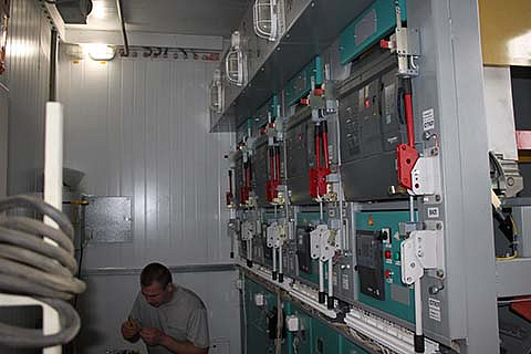 Монтаж электротехнического оборудования в отдельном отсеке контейнера с высоковольтным дизельным генератором ЭТРО